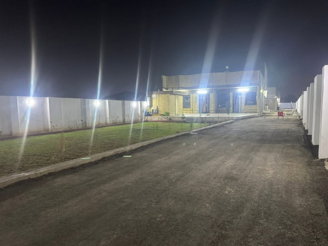 دونم  سند25للبيع يحتوي على 4 دور سكنية بناء حديث2025   البيت الاول طابق ونص300 متر
البيوت ال3 الخلفية170 متر للبيت الواحد  وخلف البيوت قطعه 200 متر بناء فول1/1

دونم كامل مسيج 

المكان بغداد قرب شارع سياحي العام خلف معمل الدوة 

كافة الخدمات 

للاستفسار

***********
