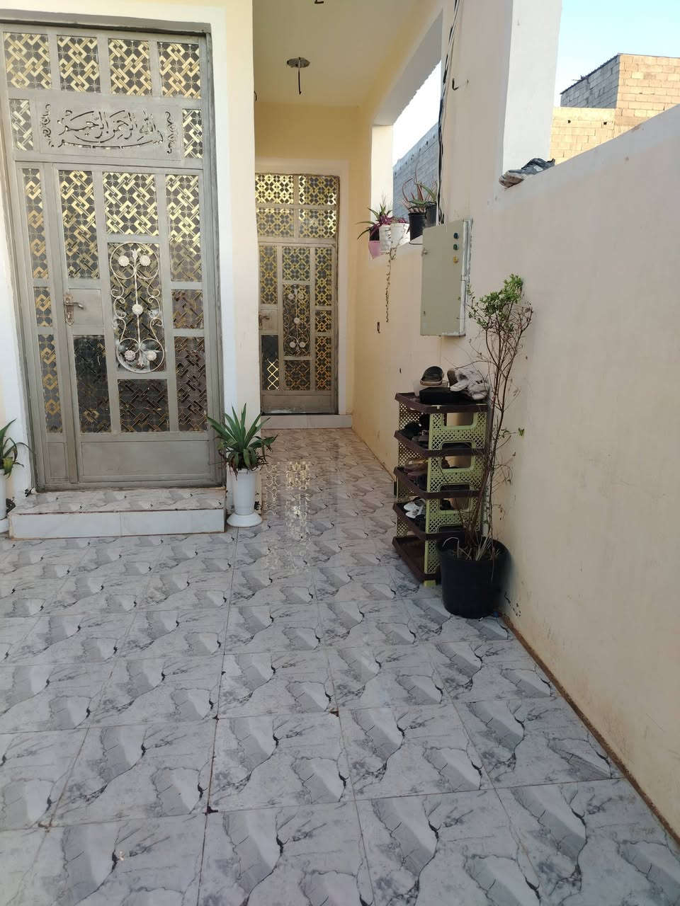 بيت للبيع مساحه 100متر طابق الاول كامل والثاني للسقف واصل بالجزء الاول العنوان التحريرالحولي الزراعي للاستفسار الاتصال *********** مكتب سما ديالى
