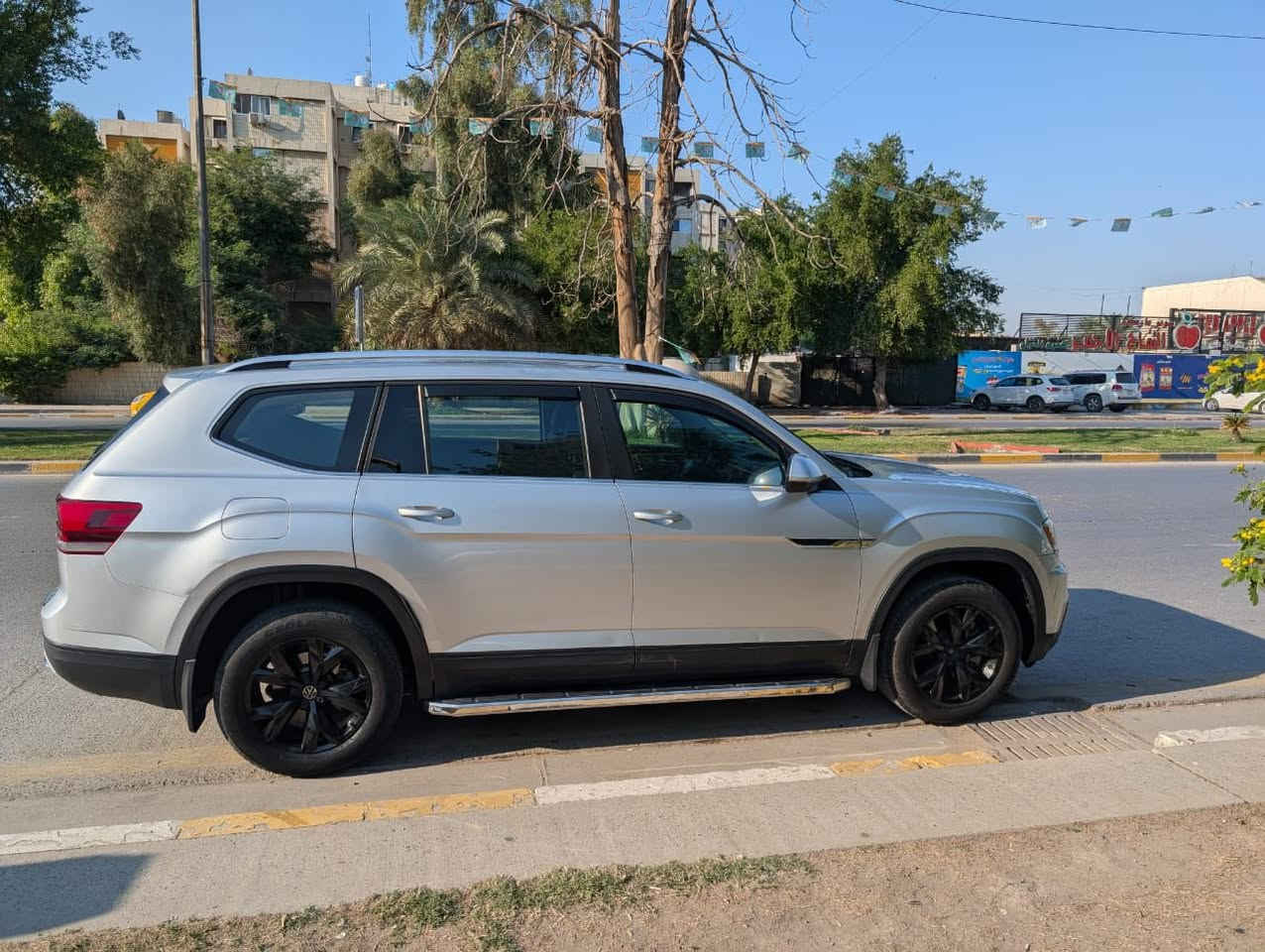 السلام عليكم ... . فولكس فاكن اطلس موديل 2018. مواصفات SE .  عدد المقاعد 7 .تبريد قطعتين .شاشة تحكم .هاند بريك بصمة. اربع ابواب بصمة دخول ذكي.حساس مري . رادار خلفي  السيارة  حلو جاهزة  بدون مصرف . صيانة كاملة مسويها . صدر امامي و خلفي بل كامل و صيانة مكينة و كير و فلاتر و دهن . كله يم شركة سكودة  مسوي قبل شهر . تخم تاير جديد. رقم انكليزي جديد هاي الصور قديمة الحادث والسونار مرفق بلصور كل التفاصيل واضحة. السيارة ماشية ١٤٤ الف  كيلو متر. السعر ١٩،٠٠٠$ او بيهة مجال
الاتصال *********** واتساب
