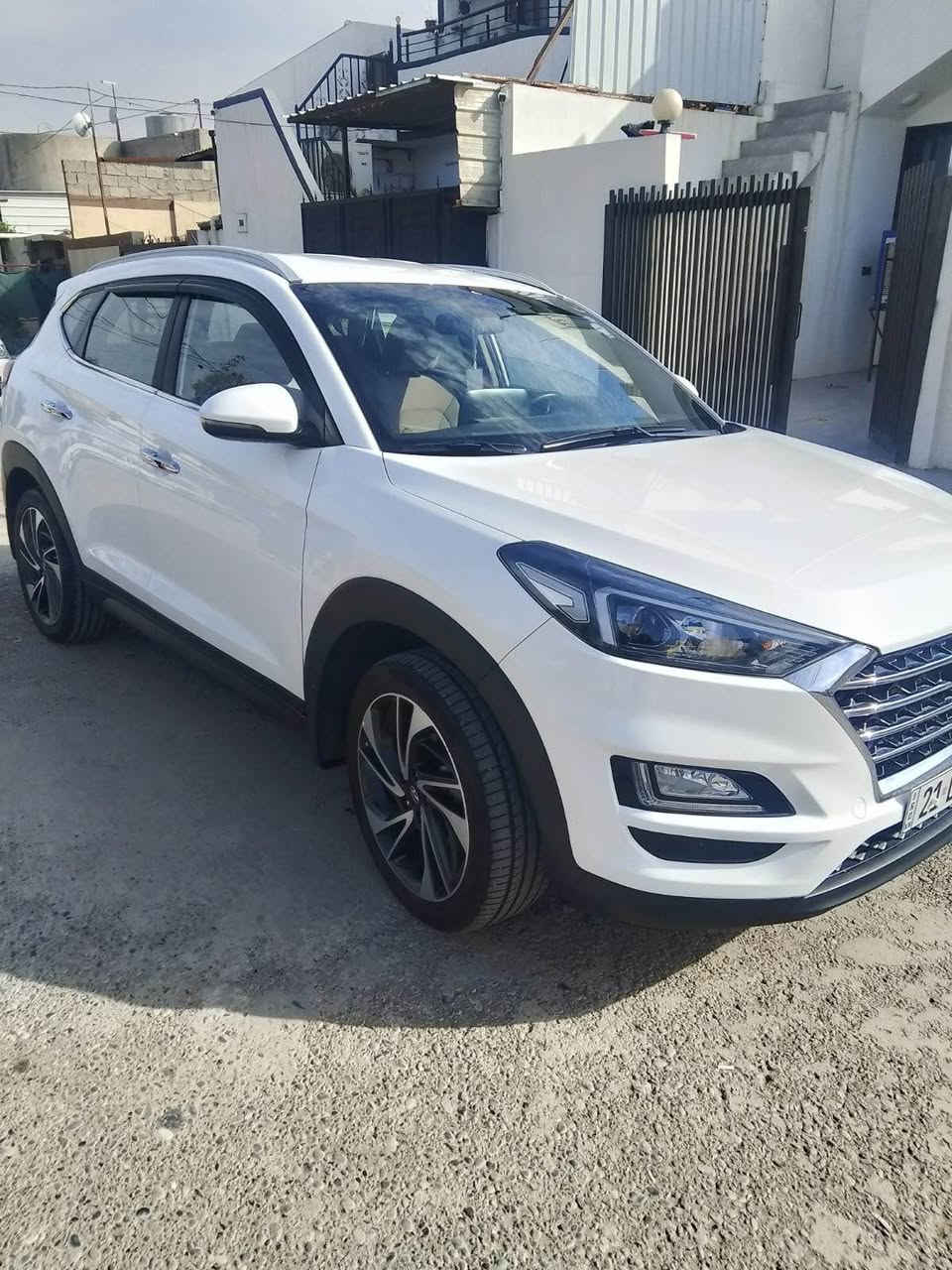 سلام عليكم 
توكسان للبيع موديل ٢٠١٩ خليجي 
فول مواصفات عدا بانوراما سياره ماشي ١٣٦ الف 
بي شبر صبغ بل دعاميه امامية بقيه مكفوله من تعديل و صبغ سياره نضيفه مال بيت بي بطاقه بانزين
مكان سيارة كركوك 
 سعر ٢٠٥ وبي مجال 
*********** كركوك, العراق
