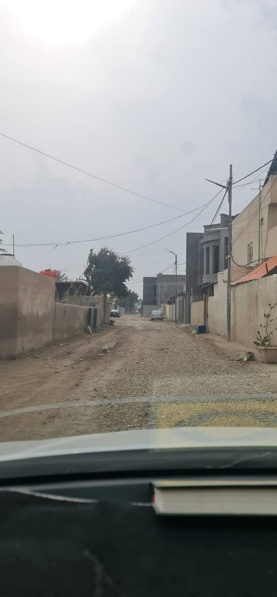 السلام عليكم 
قطعه ارض 100 م عرض الشارع ٦ م 
طريق المطار 
شارع حسينيه ابو عبير 
للاستفسار اتصل *********** 
او مرسله الحساب
