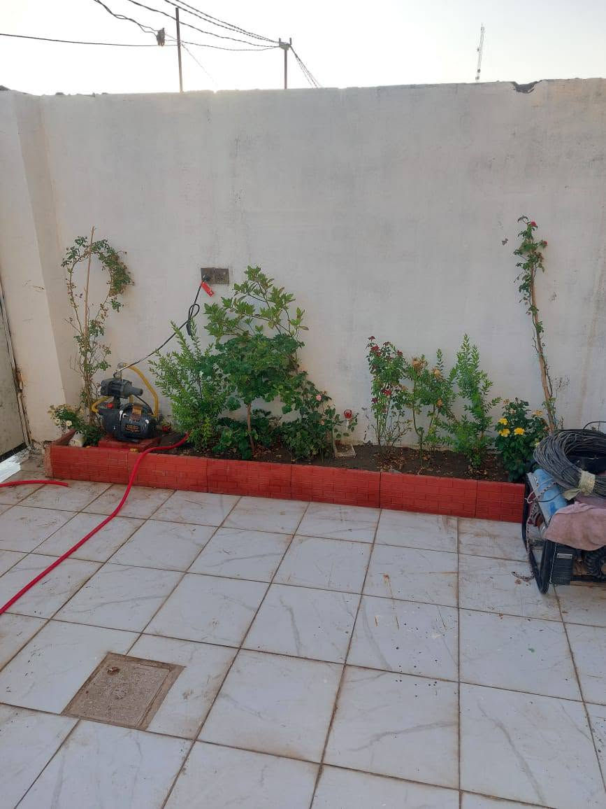 بيت مساحة 100 مربع 10×10 منطقه الحر الرشديه 
سعر 52
 طابو زراعي 25 صرف اقرار محكمة  يباع مع كاونتر تفصال ومعرض وثلاجة حجم كبير 
التفاصيل: 
بلوك عتبه  درجه اولى 
والارضيه كرانيت
المكان 
الرشديه البزل. الثاني يبعد عن الامام الحر كيلو 
وعن الامامين ع 6 كيلو
خدمات كامله  كلشي متوفر

 بناء حديث سنه ونص
غرفه وصاله ومطبخ واستقبال وطارمه وصحيات 
وترك خلف البيت
 
والبيت فارغ غير مسكون
وقرار محكمه تتكاتب وي ابو الاقرار نفسه هو هم محامي ابو الاقرار  للعلم البيت
***********
اذا مراوس ويه بيت ع طريق طويريج. يرهم
