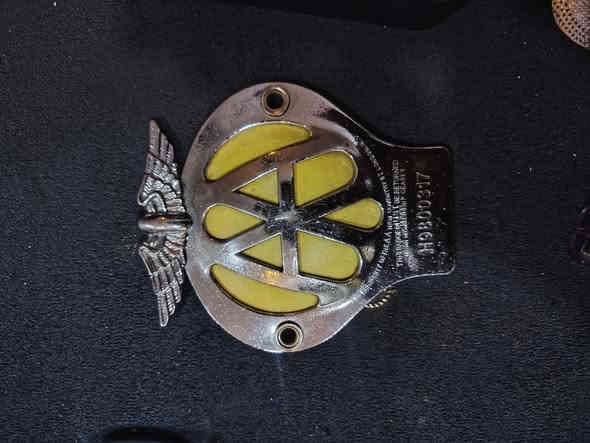 السلام عليكم تاج A ختم سعر 35 
باج اصلي هو جنطه مالته اصلي ختم سعره 25 الف
علامه الاوله اصليه مو مال سنك سعره 10
كبات 5 برغي يرهم عل كل سيارت سعره 25 اريل سيبايه سعره 10 الف
مكاني بغداد الشعب رقمي ***********
