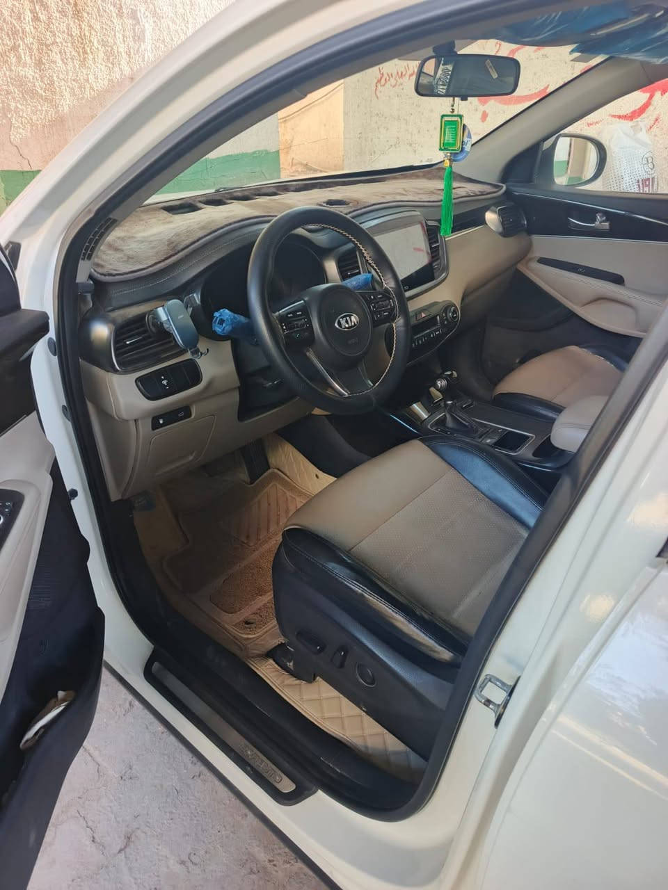 السلام عليكم 
سورنتو 2018 خليجية اللون ابيض 
رقم بغداد دولي هزة جديدة سنوية 2028 باسمي شخصياً تحويل مباشر 
* 6 سلندر 
* 7 راكب
* 3 قطع تبريد
* مري شفط
* اشارة ترحيب
* بصمتين 
* كشن جلد
* كشن كهرباء
* جنطة كهرباء شفط
* بردات بلادي
* حساس امامي خلفي
* كامرة خلفية دواره
* 3 انضمة قيادة 
* 5 ويل كب كروم 
* لايت زينون
* بك لايت LED
* السيارة بالواقع احلى من الصور مناقصها برغي دينار متصرف عليها
* كير مكينه بلادي على وضع الشركة سبانة ماممدودة عليها ماشية ١٢٤ الف 
* السيارة مكفولة كفالة عامة من الضربة والصبغ والتبديل 
* السعر 237 مكاني كربلاء للاستفسار فقط اتصال  ***********
