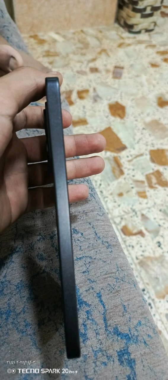 مواصفات شاومي 14T
 الوان الجهاز: الأسود Jett black 

 أبعاد الهاتف الطول: 160.5 ملم – العرض: 75.1 ملم – السُمك: 7.8 أو 8.0 ملم والوزن 193 أو 195 غرام على حسب اللون والخامات.

 خامات تصنيع الهاتف: الإطار الجانبي من الألومنيوم وابظهر جلد صناعي

 الجهاز يأتي مقاوم للماء والغبار بمعيار IP68، مقاومة الماء تصل الى عمق مترين ولمدة 30 دقيقة تحت الماء.

 الهاتف مزود شريحتي SIM من نوع Nano SIM، بالإضافة إلى دعم الشريحة الإلكترونية eSIM.

 يدعم شبكات إتصالات الجيل الثاني 2G والجيل الثالث 3G والجيل الرابع 4G والجيل الخامس 5G.

 الهاتف يأتي بشاشة من نوع AMOLED بحجم 6.67 بوصة وبدقة 1220×2712 بكسل +1.5K وبكثافة بيكسلات 446 بكسل في إنش. الشاشة محمية بطبقة زجاج غوريلا جلاس 5 وتدعم معدل التحديث 144 هرتز ودرجة سطوع تصل حتى 4000 شمعة، بالإضافة إلى دعم عمق ألوان يصل إلى 12 بت، ملما يتيح عرض 68 مليار لون.

 هاتف شاومي 14T يأتي بمعالج من ميدياتيك Dimensity 8300 Ultra ثماني النواة بتردد 3.35 و 3.20 و 2.20 جيجاهرتز مع معالج رسومات Mali G615-MC6، المعالج مصنوع بدقة 4 نانوميتر.. 120فريم

 يأتي بذاكرة تخزين داخلية 512 جيجابايت من نوع UFS 4.0 وذاكرة الوصول العشوائي الرام 12 أو 16 جيجابايت  ، الجهاز لا يدعم إمكانية زيادة مساحة التخزين الخارجي عبر بطاقة الميموري كارد MicroSD.

 نظام تشغيل الهاتف أندرويد 14 مع واجهة المستخدم HyperOS 1.0 التي تدعم بعض ميزات الذكاء الاصطناعي.

 الهاتف يأتي مزود بثلاث كاميرات خلفية بالتعاون مع شركة لايكا. الكاميرا الرئيسية بدقة 50 ميجابكسل وبفتحة عدسة F/1.7، وتدعم تقنية التثبيت البصري OIS. الكاميرا الثانية بدقة 50 ميجابكسل أيضًا، مخصصة للتقريب البصري وتدعم التركيز التلقائي. أما الكاميرا الثالثة فهي بدقة 12 ميجابكسل مخصصة لتصوير بزاوية واسعة. الكاميرات تدعم تصوير الفيديو بدقة 4K بمعدل 30/60 إطارًا في الثانية، وبدقة FHD بمعدل 30/60 إطارًا، مع دعم تصوير الفيديو بتقنية +HDR10 وبصيغة 10 بت Log.

 الكاميرا الأمامية بدقة 32 ميجابكسل بفتحة عدسة F/2.0 تدعم تصوير الفيديو بدقة 4K بمعدل 30 إطارًا، وبدقة FHD بمعدل 30/60 إطارًا، مع دعم تصوير الفيديو بتقنية +HDR10.

 البطارية بسعة 5000 مللي أمبير تدعم الشحن السريع بقدرة 67 واط.
شحن من 0 الى 100 ب 40دقيقه
 الهاتف مزود بسماعتين تعملان بنظام ستيريو، وتدعمان تقنية صوت عالي الدقة Hi-Res و Dolby Atmos، 

 يدعم شبكات الواي فاي إصدار 6E جيجاهرتز بالترددات a/b/g/n/ac/ax ويدعم خاصية Dual-band وWi-Fi Direct ونقطة الاتصال Hotspot.

 البلوتوث متوفر بإصدار 5.4 مع دعم خاصية LE و A2DP و LHDC.

 هاتف شاومي 14T يأتي مزود بمنفذ USB من نوع Type-C مع دعم خاصية OTG.

 يدعم نظام تحديد المواقع العالمي GPS مع دعم أنظمة تحديد المواقع الأخرى GLONASS وGALILEO وBeiDou وNavIC.

 الجهاز يدعم تقنية الاتصال قريب المدى NFC وخاصية IR blaster للتحكم في الأجهزة المنزلية بواسطة الأشعة تحت الحمراء الانفراريد.

 يأتي الجهاز مزود بمستشعرات الجيروسكوب والتسارع والبوصلة ومستشعر المكالمات التقارب.

 مزود بمستشعر بصمة الأصابع يأتي مدمج في الشاشة، ويدعم خاصية فتح القفل عبر تقنية التعرف على الوجه (Face Unlock