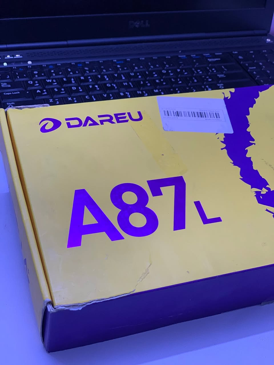 > للبيع كيبورد القيمنگ الاحترافي DAREU A87L (حجم 80%) 💜

>  *هوت سواب (Hotswap):** غير وبدل السويتشات براحتك بدون لحيم وكاوية.

>  سويتشات Dream Linear:** استجابة سريعة جداً، ضغطة ناعمة وصوت هادئ ومريح للّعب الطويل.

>  دكم PBT Dye-Sub:أنسى شي اسمه طبعة دهن أو حروف تمسح، دكم خشنة تعيش عمر.

>  كفر مغناطيسي:** الوجه البنفسجي ينشلع بثانية وحدة للتنظيف أو لتغيير الـ Style.
>  واير Type-C مفصول:حماية للواير وسهولة بالنقل.
> (الكيبورد نظيف جداً وكامل وية ملحقاته، 
مع كيبل وقالعه وكي كابس اضافي وكتلوك
السعر 50 الف توصيل متوفر بغداد  والمحافظات 5 الف
>


**إذا كنت صاحب هذا الإعلان وتريد حذفه لأي سبب، رجاءا أرسل رسالة إلى الدعم الفني**