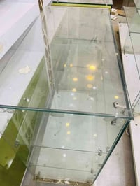 يوجد ميز زجاجي وفاترينات نضيفة فول عدد ٦ للتواصل 07878531257