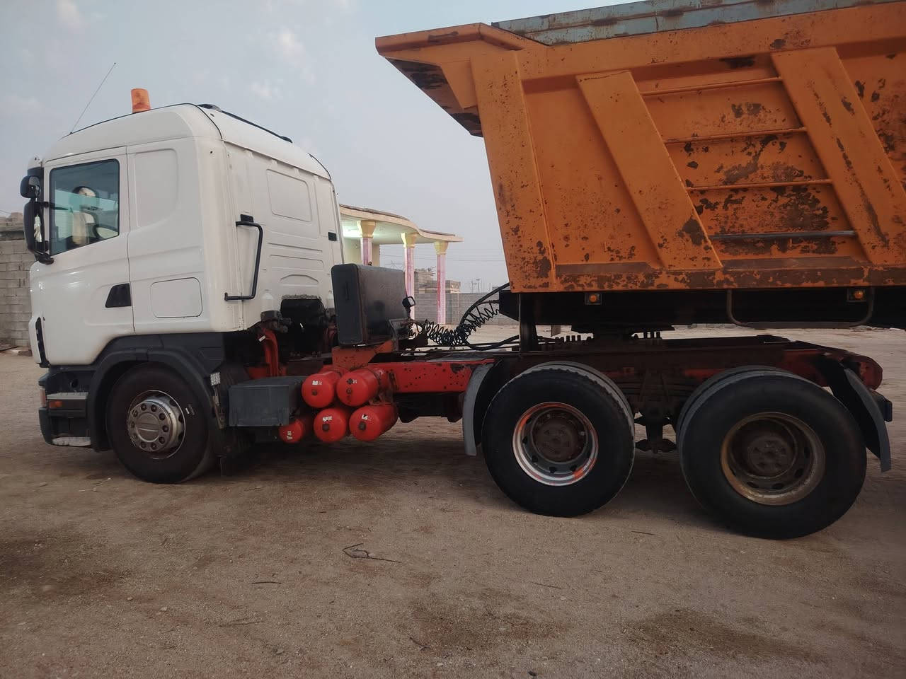 السلام عليكم للبيع سكانيا راس وعربانه موديل 2007 مسجله 2012  رقم بصره نكليزي جديد سنويه 2030 عربانه ناصر احمد محرك 420اجكتر  كير 3×3كوبرا تخم تاير راس وعربانه لبيع مستعجل رقم الهاتف *********** العنوان البصره
