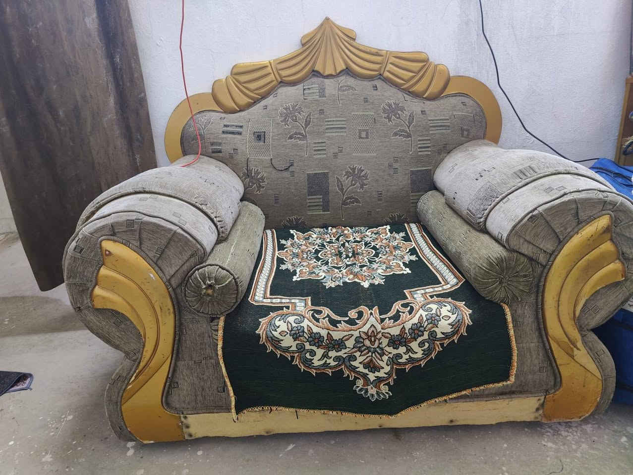 قيم و اخذ _قنفات اثنين (كبيرة و صغيرة رئاسي ثكيل)
و كراسي اثنين حجم كبير ثكيل رئاسي )
بغداد _الدورة_البوعيثة
***********
