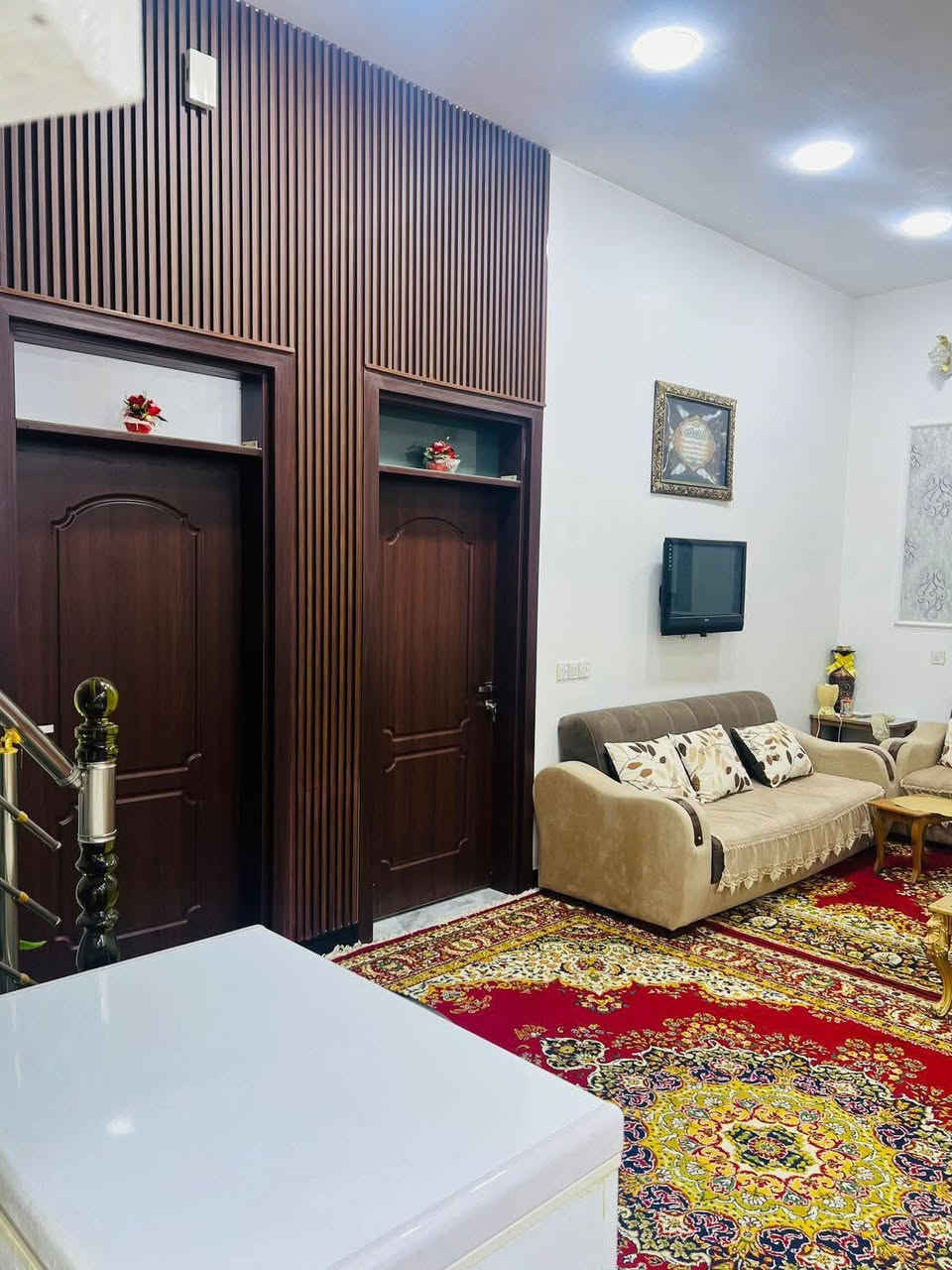 دار للبيع دوانم المعمل شارع البوحوفي 
المساحه ٣٠٠م طابقين تحويل مباشر بأسم المشتري الطابق الاول 
 استقبال ٤ م ونص×٨م 
صاله.  ٤ م ونص ×٨ م
مطبخ ٥ م × ٦ م
غرفه نوم ٤ م×٦م
غرفه نوم سويت ٤ م×٥ م
أرضية البيت مرمر طبيعي
الطابق الثاني
٢ غرف نوم وصاله كبيرا ومجموعه صحيه
كراج يحوي سيارتين
حديقه كبيرا
حمامات عدد ٤ +مجموعه صحيه خارجيه
البيت منظومة غاز ومنظومة نفط ومنظومة مكافحة الارضه
السعر 210مليون قابل للتفاوض
الاتصال مع صاحب الدار*********** 
      *********** واتساب
