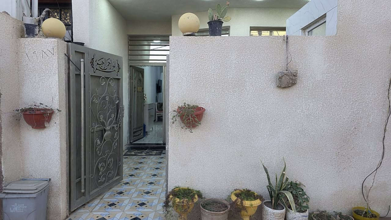 مشتمل للبيع مع الاثاث كوت حي الحكيم قرب شارع علاء غريب يبعد عن الشارع 80م تفاصيل البيت مساحه 100م يحتوي على غرفه وصاله ومطبخ واستقبال السعر 48 وقابل للتفاوض الاستفسار ***********  *********** مراجعه مكتب دلاليه احمد السعيدي قرب حسينيه بيت خليفه
