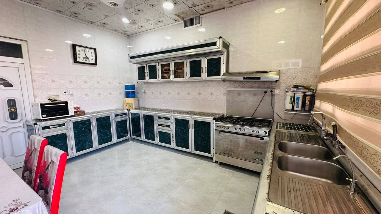 #عروض_مكتب_دعاء_الخير_للعقارات 🏡
للبيع بيت 

بحي الحدباء قرب القنصلية التركية

بستان ملك صرف 

مساحة 300  متر 

طابقين 7  غرف نوم غرفة سويت  

هول وستقبال  

مطبخ ومخزن 

صحيات بطابقين 

// للأستفسار  

الاتصال 📞

***********

***********

***********

***********
