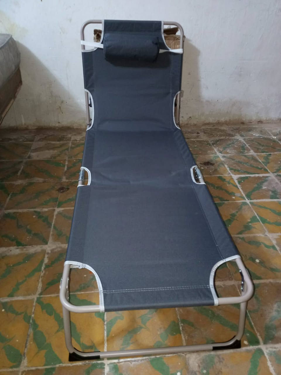 غراض تخيم كراسي عدد 3 وسديه عدد 3 انطي سعر وبل عافيه الحجز واس اب ***********
