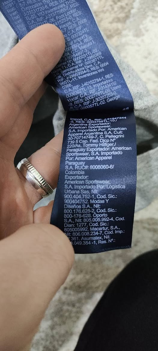 Tommy Hilfiger ✅✅ 
باله اوريجنال 💯💯 
النظافة 💯💯    
M القياس 
50cm عرض الصدر 
68cm الطول 
يتوفر توصيل لجميع محافظات العراق 🚙


**إذا كنت صاحب هذا الإعلان وتريد حذفه لأي سبب، رجاءا أرسل رسالة إلى الدعم الفني**