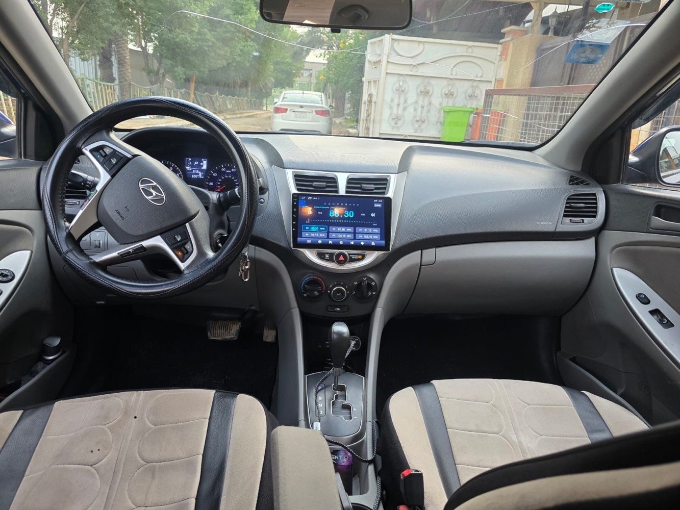 سيارة هيونداي أكسنت موديل 2017 لون أزرق. السيارة بحالة جيدة مع بعض الأضرار في الخلف كما هو موضح في الصور. مناسبة للذين يرغبون في سيارة اقتصادية مع بعض الصيانة. عداد المسافات يظهر 69279 ميل، والسيارة مزودة بمواصفات داخلية مريحة وعملية.