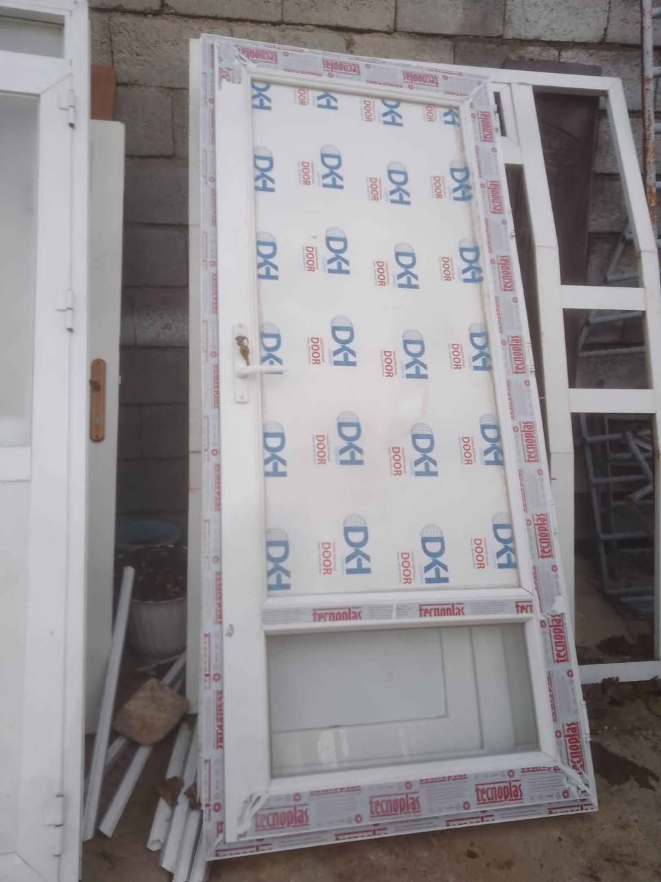 دەرگاو پەنجەرە دەکرین دەفڕۆشین
*********** حلبجة, السليمانية
