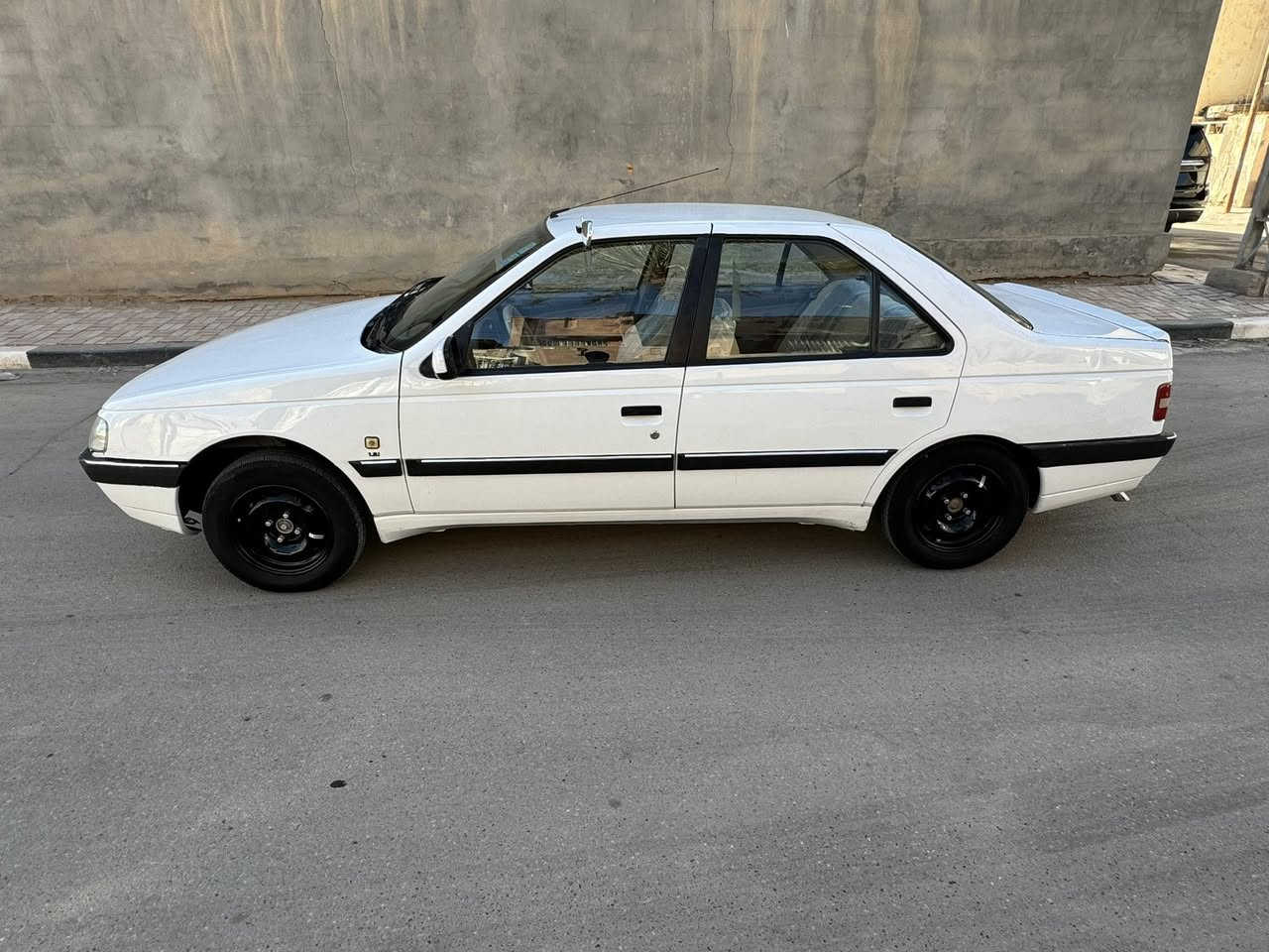 سلام عليكم بيجو اكد موديل 2013السياره كفاله عامه لادوسه ولا داير معمر بيه  عل بلاد كله مكينه فرنسي قطره بنص كير تخم تاير تبريد حداديه خير من الله سياره (السعر  44     بيه مجال لطيبين  مكان السياره  كربلاء طوريج   ***********
