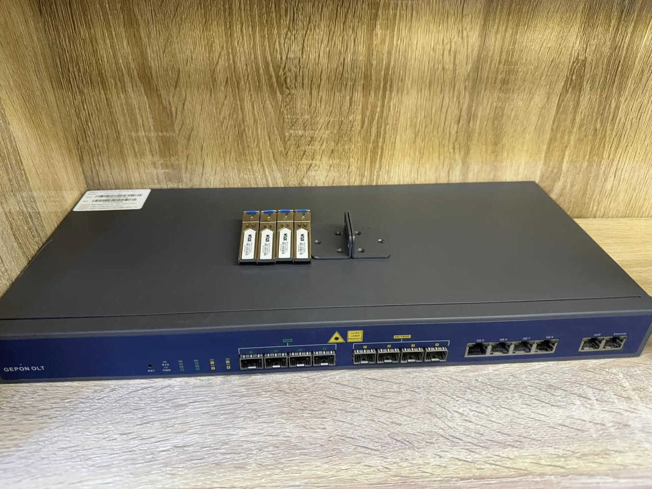 مرحبا
لبيع  olt فيسول لير 3 4 بون ايبون نضيف جداً وبكرة 4 كور بيها 800 متر سعر 800 الف قفل ويا sfp 3 بلاص عدد 4 
مكاني بغداد الاعظمية 
***********
