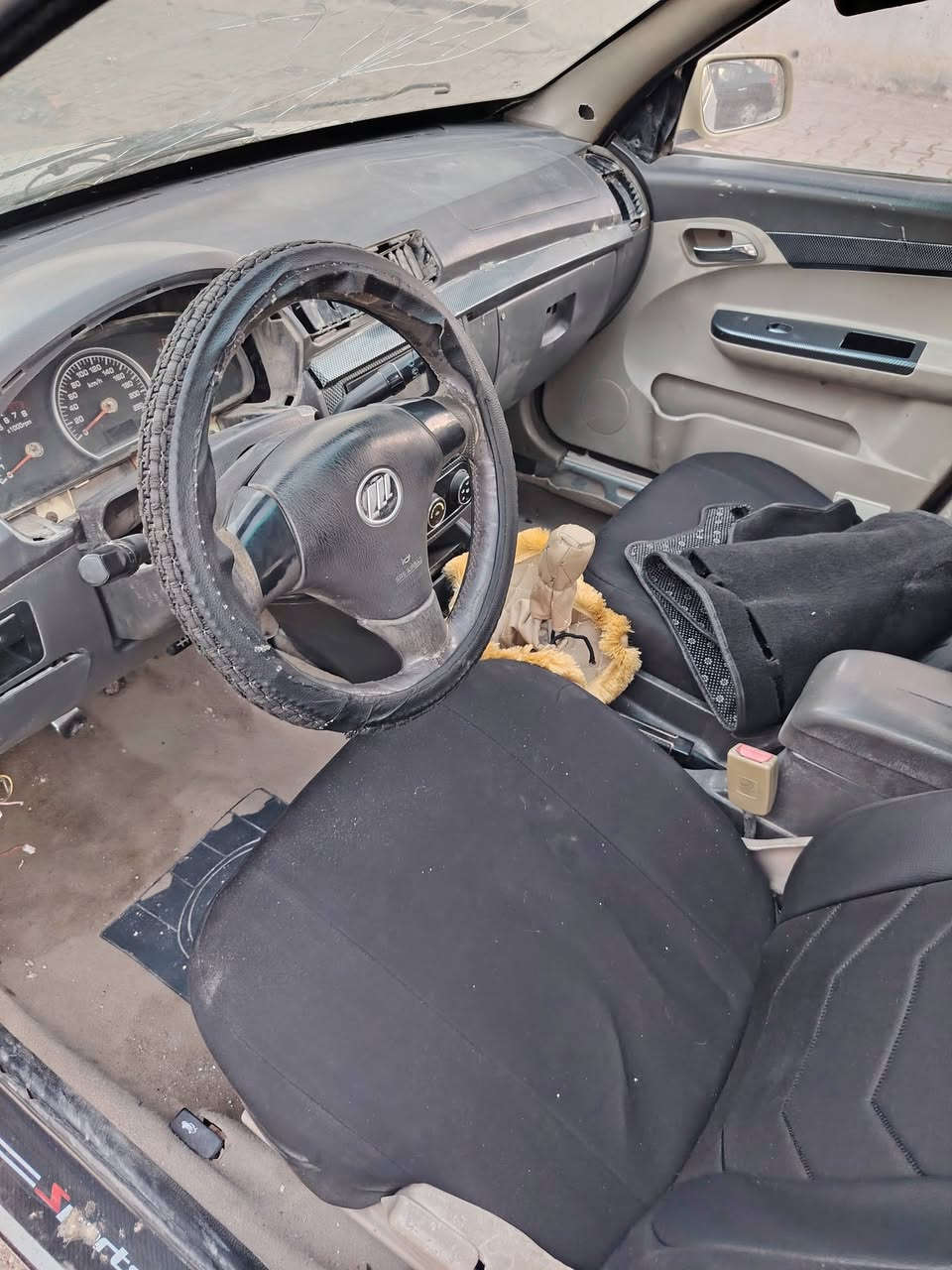 سلام عليكم ليفان 520   2011 رقم واسط للبيع سعر ٢٥ وبيه مجال ***********
