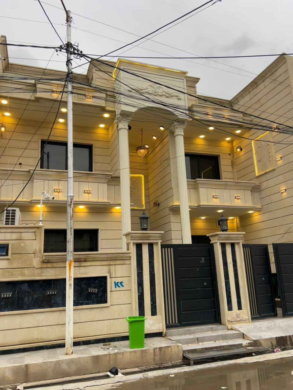 ( دار للبيع حي الملايين أولى)                               🔰#إعلان_عروضات🔰    ⚜#_شركة_إمارة_الخليج_لتجارة_العقار_ومقاولات⚜  ⬅️دار للبيع / بناء 2025 فول فول/بناء ملكي درجة اولى
🌏موقع الدار / حي الملايين أولى /شارع عرض 14.م
⏺️مساحة دار// .204م/ واجه10.م/
📃صنف العقار : سند زراعي بستان نموذج (25)
📋مستلم كارت بلديه تحويل إلى سكني 
⬅️ خدمات كامل / ماء + كهرباء + تبليط عرض شارع 14.م

⬅️الطابق الأول : غرفتين نوم + هول + استقبال + مطبخ + صحيات + مناور واسعه + كراج سيارا
 + حمام تواليت خارجي
⬅️الطابق الثاني : 4 غرف نوم واسعات + هول واسع +صحيات+ بلكونات + بيتونه كبيرا 
⬅️علق ب تم ليصلك السعر ع الخاص او اي استفسار آخر

مستعدون لأنجاز المعاملات في التسجيل العقاري ( تحويل / اقرار تمليك ) بأكفأ المحاميين ]⚖️⚖️

للاستفسار مراجعه المكتب :: او الاتصال برقم المكتب 
⬅️ا /📞//***********
⬅️عبدالرزاق الجواري
/📞/*********** /***********

🌍موقع المكتب : حي الصديق سايدين مرطبات البحرين 
قرب إفران زينب                   
   نستقبل عروضاتكم طلباتكم العقاريه                                 من دور / وأرضي                              زراعي / تجاري /سكن
