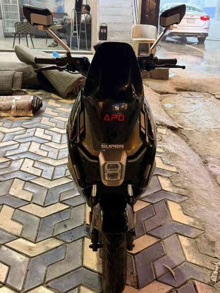 دراجة نوع super APO  انتاج راقي بالمعنى الحقيقي.. يعني متانه عالية.... متعه بالقيادة ونشاط عالي كأنما بنزين.... التجربة تحكم
بطارية ليثيوم حجم 30 امبير
ملف 2000 حقيقي
اطااارات حجم 12
شاحن سريع يفصل تلقائي
مثبت سرعة
دبل اشارة مع رماش
جهاز انذار وبصمتين
تشغيل كارت
منفذين شحن للدراجة داخلي او تكدر تشحن البطارية لوحدها اذا عندك شقة
كذلك منفذين شاحن الموبايل
عداد حقيقي البطارية... 
سرعتها حقيقية واكثر من الاعتيادي 85
المسافة تكون عكسية مع السرعة وقوة البچ انت ال تتحكم بالطاقة... ممكن تعبر 70 كيلو ممكن تستهلكها ب 50 كيلو اذا سرعة فول 
للاستفسار يمكنكم التواصل على الخاص او الاتصال ***********
