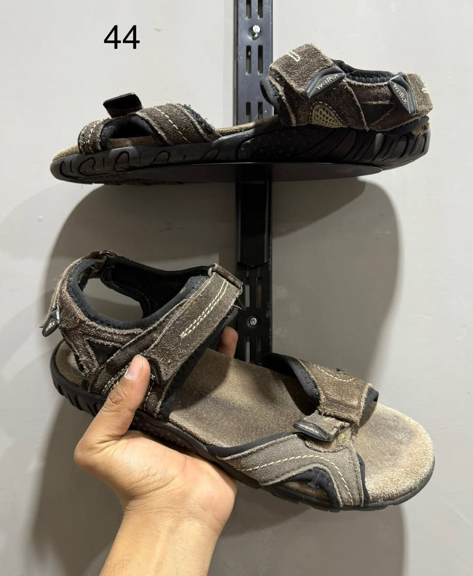 تخفيضات 🔥🔥🔥🔥🔥
سعر البوت10 تلاف الأحذية الأخرى عله 5 تلاف
بوت بآله اوربي آصلي + حذاء رياضي و صندل اوربي 
القياس موجود داخل آلصوره 
الأستفسار مراسلة البيج ✅ او واتساب ‭0780 546 1406‬☎️
التوصيل الى كل العراق 🚛🚛
