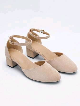 حذاء نسائي بكعب عريض ولون بيج، مصنوع من خامة ناعمة ومريح للارتداء لساعات طويلة. يتميز بتصميم أنيق وحزام حول الكاحل لضمان تثبيت مثالي. مثالي للمناسبات الرسمية واليومية.