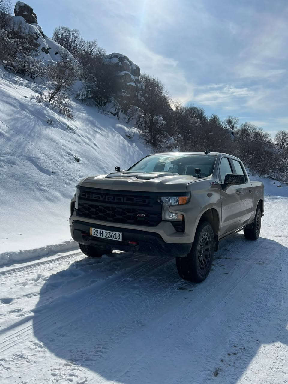 سلام عليكم
سلفرادو 2022 مواصفات TRAIL Boos  Z71
لون بيجي صحراوي مميز جدا بهذا الموديل 
- محرك 8 سلندر 5.3
- ⁠باب طويل بدي قصير 
- ⁠رادار امامي / كامرة خلفية دوارة
- ⁠هاند بريك دگمة
- ⁠فورويل صعود  ونزول ونظام منحدرات
- ⁠صندوك كهرباء / كرسي سائق كهرباء
- ⁠مانع تصادم / اوتو ستوب
- ⁠شاشة لمس 
- ⁠تحديد مسار
- ⁠تبريد قطعتين
- ⁠بصمة تشغيل عن بعد / فتح صندوق بصمة
- ⁠دبل گزوز
- ⁠دوسات كهرباء تفتح مع الباب اصلية
- ⁠غطاء بدي اصلي
- ⁠ويل 20
السيارة نظيفة جداً وعليهه صيانة كاملة 
وبرغي مابيهه نقص
حادث بسيط جاملغ جهة السايق جزء من عنده تصليح بارد وموضح بالصور
بدون صبغ بدون تبديل
مكان السيارة / بغداد الوزيرية
***********
