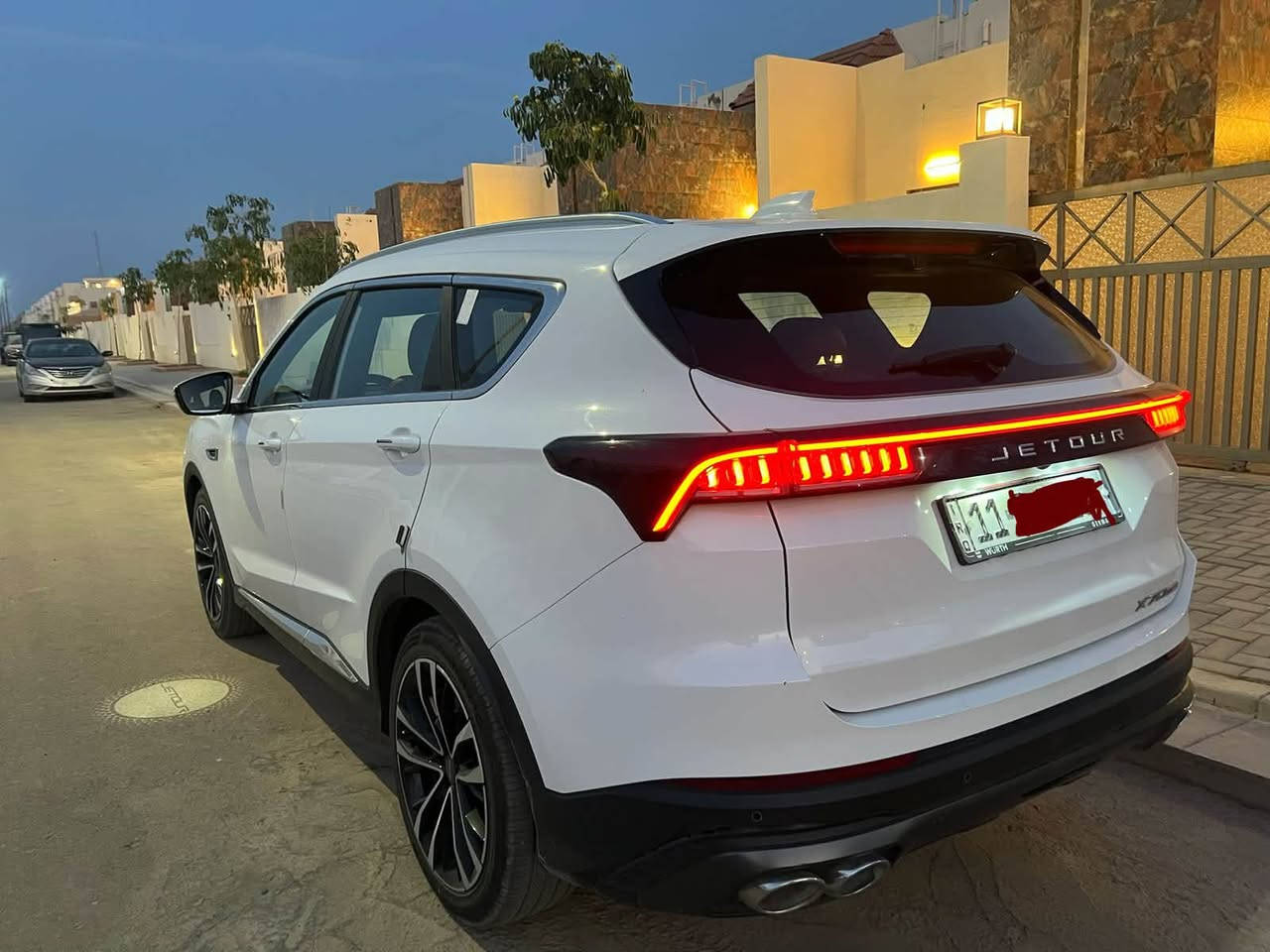 🛑 للبيع: جيتور X70 بلس (Jetour X70 Plus) - فئة Luxury موديل 2024
السيارة بحالة جيدة ، كاملة المواصفات، ومكفولة من (صبغ، بارد، حار). السونار مرفق مع المنشور.
الممشى: 51 ألف كم فقط.
الرقم: بغداد (بإسمي والتحويل مباشر).
الموقع: بغداد - زيونة.
💎 أبرز المواصفات والأنظمة:
السعة: 7 راكب (عائلية بامتياز).
التبريد: شاشه لمس ( قطعتين تبريد بـ 8 فتحات توزيع ) + ثلاجة .
الشاشات والكاميرات: شاشتين ديجيتال متصلة + منظومة كاميرات 360° مع رؤية فوقية (3D) + حساسات خلفية وأمامية.
الراحة والرفاهية: بانوراما قمارة كاملة | كشن سائق كهرباء | صندوق خلفي ذكي (فتح وغلق كهربائي) | 4 جامات أوتو | نظام كاربلاي (أندرويد + آيفون) مع منافذ USB.
الأنظمة الذكية: بصمة تشغيل وأبواب | ترحيب عند الاقتراب | فتح وغلق تلقائي | مرايا جانبية كهربائية (طي أوتوماتيكي مع إشارات بالمري).
🛡️ أنظمة الأمان ومساعدة السائق:
رادار تحديد مسار + تنبيه الخروج من المسار.
نظام النقطة العمياء (Blind Spot).
مثبت سرعة (Cruise Control).
هاند بريك دكمة (كهربائي) + نظام أوتو هولد (Auto Hold).
نظام مانع الانزلاق + وضعيات قيادة متعددة + وضعيات تحكم مختلفة بالستيرن.
وباقي المواصفات معروفه
💰 السعر وتفاصيل الاتصال:
السعر: 28 مليون (وبيها مجال ).
للاستفسار والاتصال المباشر: 📞 ***********
