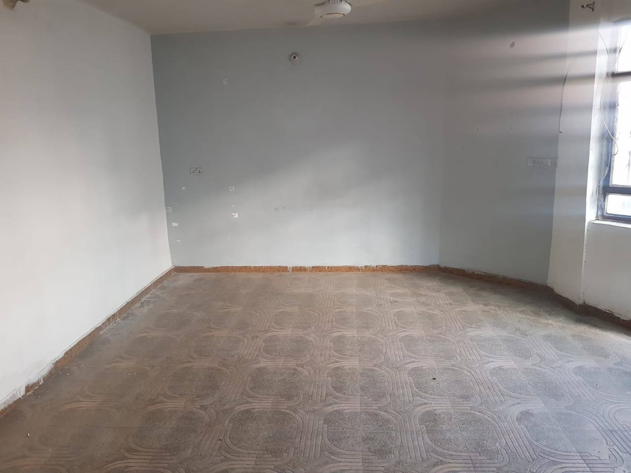 � شقة للإيجار – المنصور / دور السود 🔹
شقة طابق أول مميزة،
#تحتوي على:
 • مدخلين
 • صالة واسعة
 • مطبخ
 • غرفة نوم
 • غرفة لوندري

🔸 تؤجر للعوائل فقط
💰 الإيجار الشهري: 600 ألف دينار
اي استفسار اتصال ع رقم ***********
