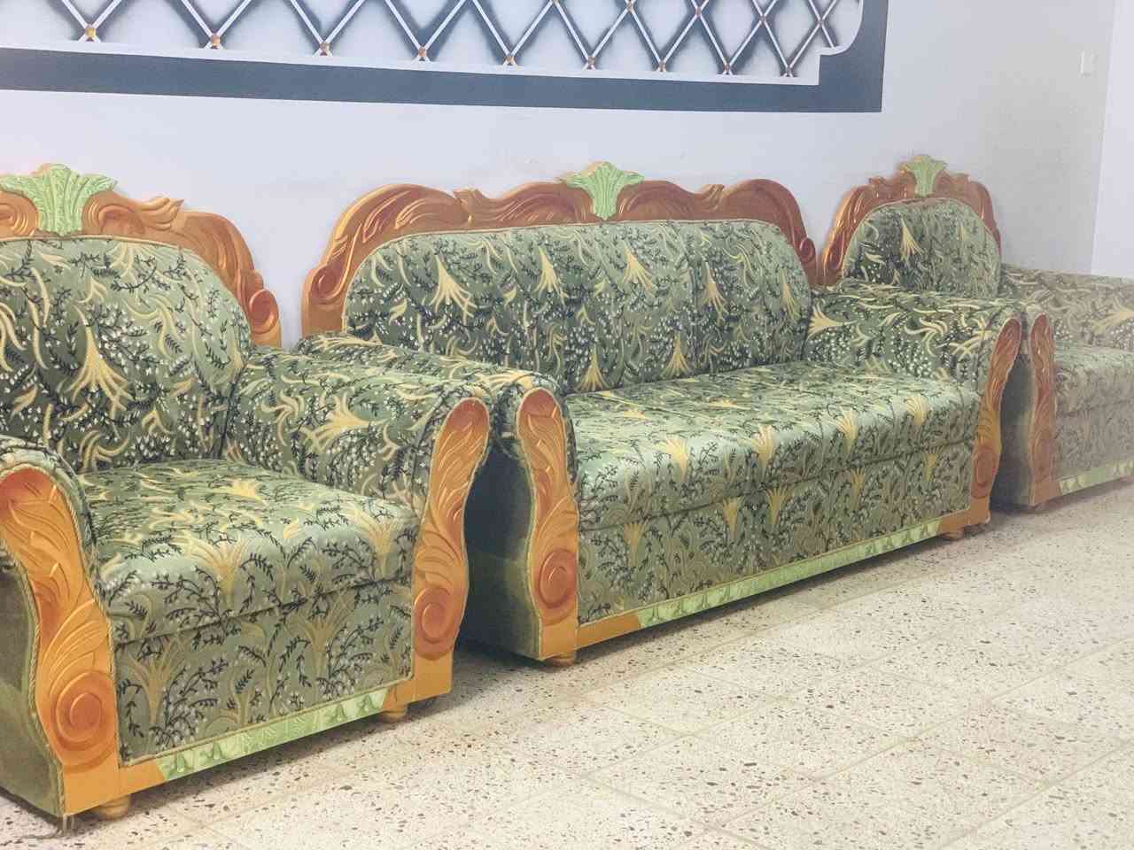 تخم عشر مقاعد مع طبلات نظيف جدا  السعر 350 الف 
مكاني الشعب شارع الصحه 
***********
