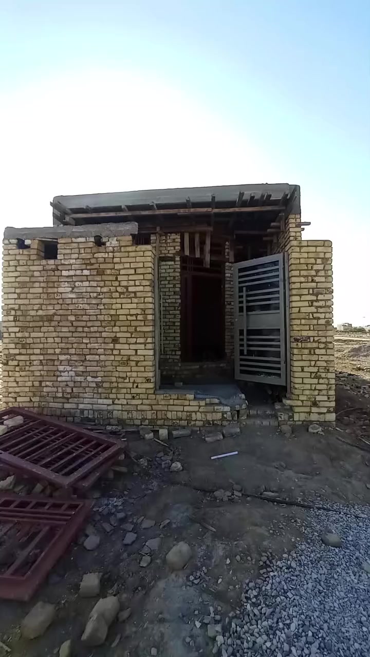 مشتمل هيكل مسقف لبيع بالسفحة الثانية بناء جديد قرب شارع امحمد الوائلي ابصف شارع ٢٠ قرب الخدمات طابو صرف تحويل ثاني يوم  للاستفسار والاتصال ***********
