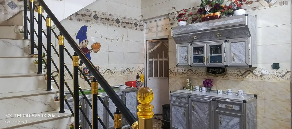 السلام عليكم
بيت مساحه 115م 
طابقين كامل جاهز للبيع 
ماء مجاري كله كامل 
كهرباء 
بيت جاهز على اخر 
شارع مدرسه خيرات ثاني فرع على يمنه 
الاستفسار 
***********
