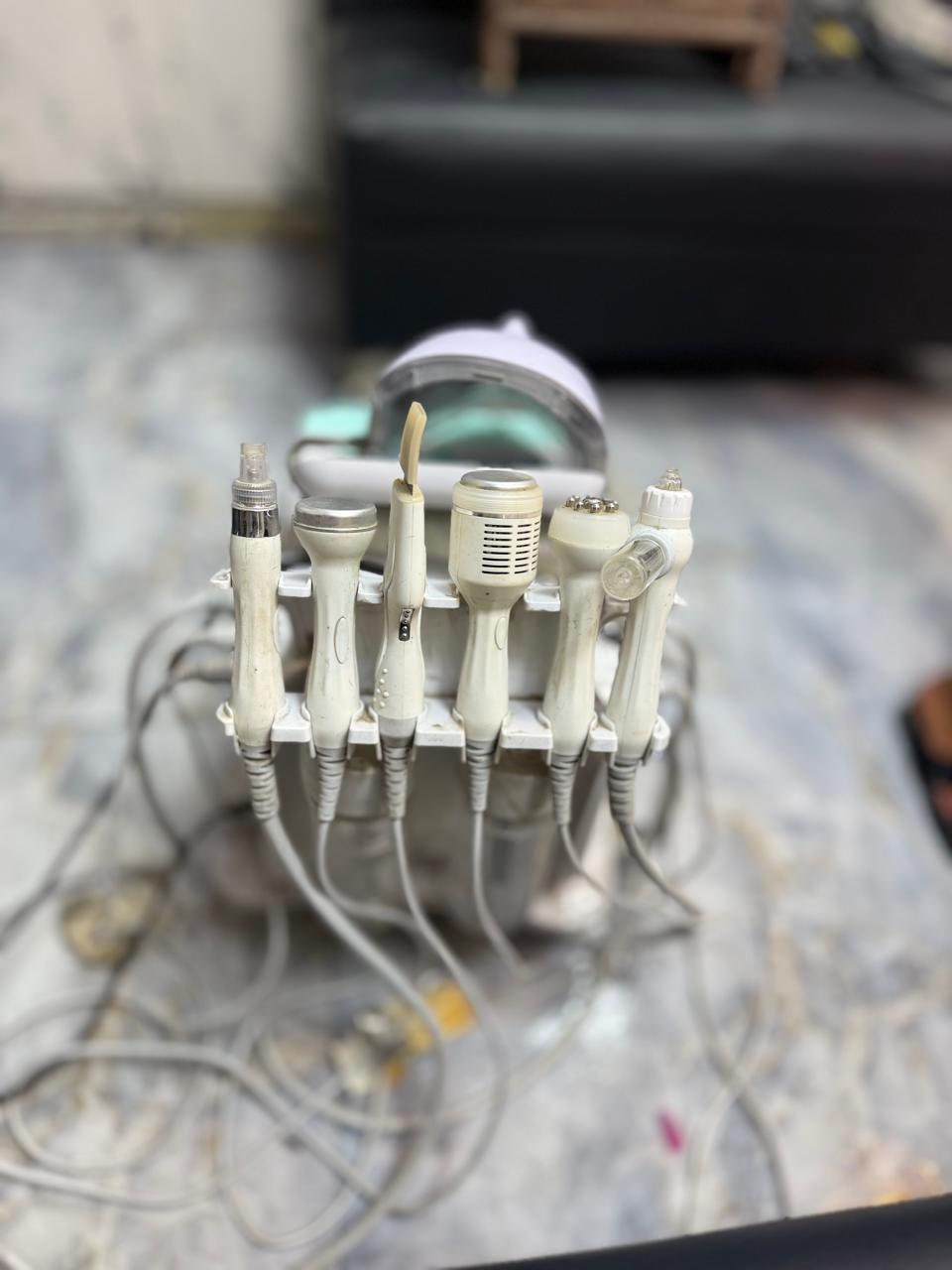 للبيع جهاز تنضيف هايدرو فيشل مستخدم شهر ونص وسديت المحل واريد ابيعة مأطور جبير جهاز نضيف كلش عنواني البلديات شارع المصرف ***********
