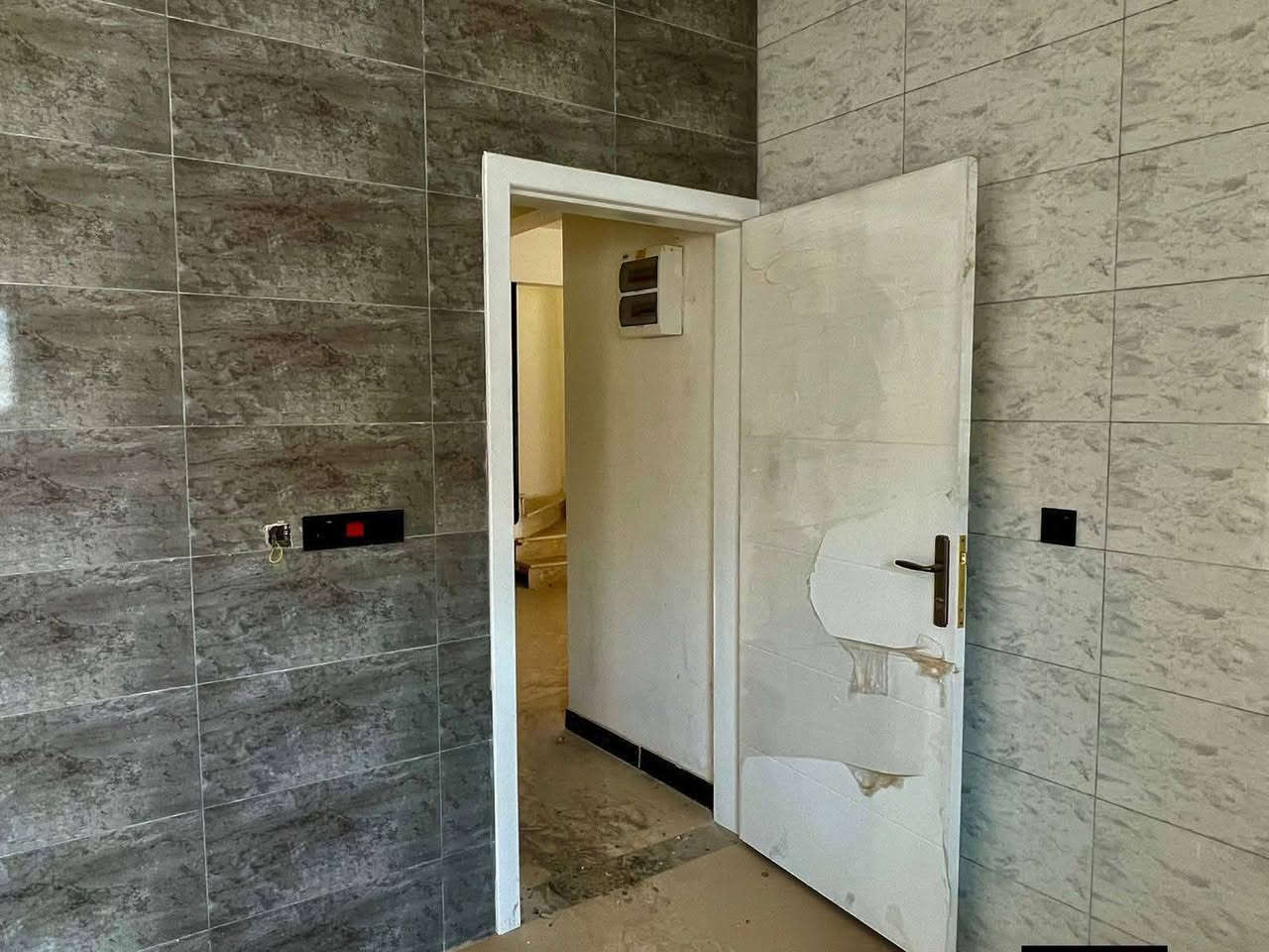 دار تجاري للبيع في مجمع لؤلؤه النجف السكني مساحه 150 متر طابقين فئه المميز يحتوي على اربع غرف نوم موقع مميز تجاري على شارع 60 وجه كوفه واصل 25 يباع بتطلوعه 
للتواصل والاستفسار ــ مكتب النخيل للعقار 
***********
***********
