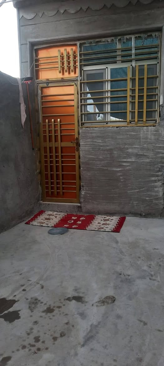 بيت للبيع مساحه 200 متر السقف كونكريت صب مسلح  بناء ابلوك  درجه اولا السعر 115 وليه مج
عنوان البصرة شط العرب التنومه البراجعه
قرب حسينيه فاطمه الزهراء  
طابو صرف زراعي
 صاحب الأرض عراقي  
متكون 
2 غرف نوم 5*4 
غرفه منهن بيه حمام
والديوانيه5*8 بيه قطع للغرفه الثالثه
  وصاله 
ومطبخ بارد5*4 +مطبخ حار 1.5/*3
مناور 2
كراج كبير
صحيات داخليه ...صحيات خارجيه 

 شاخه خلف البيت 
 
 
 اي استفسار ***********
السعر 115 وبيه مجال
