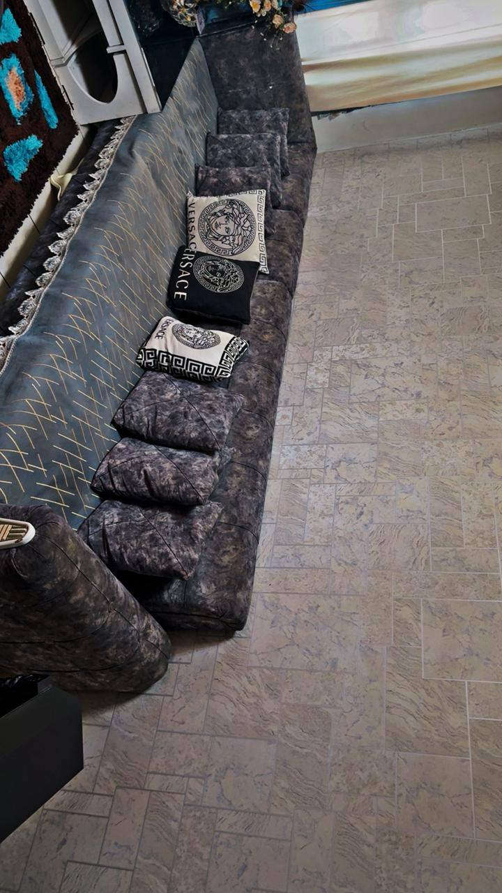 صاله كامله للبيع
تخم ديوان 8 مقاعد مع مفرش 
طبله وسطيه مع 4 طبلات 
ميز بلازما مع رفوف كلهم ب270
*********** واتس
