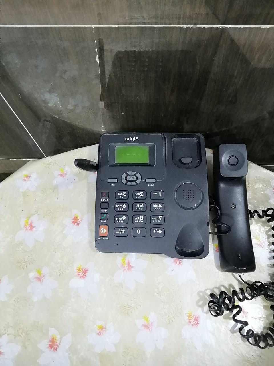 سلام عليكم جهاز ارضي  مال بيت مخابره يحتوي على ثنين سيم كارت الاصلي جديد الله شاهد بس عوزه شاحنه للبيع سعر30 الاتصال او مراسله وتساب ***********
