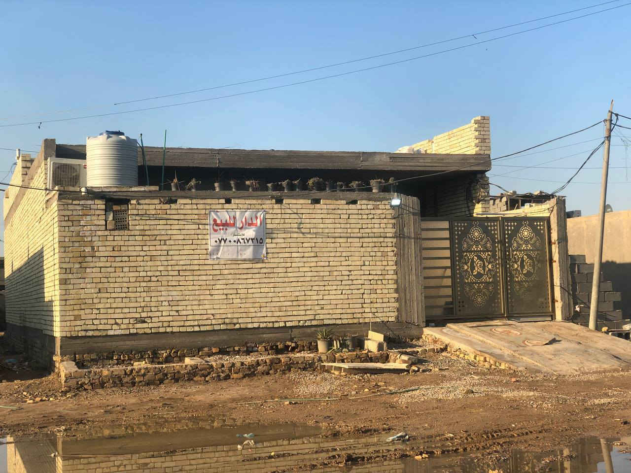 السلام عليكم  بيت لبيع مساحه 200 متر حميديه قرب ساده طوال  يتكون من غرفتين  نوم وصاله ومنوار عدد 2 واستقبال ومطبخ وكراج كبير  وحديقه بناء حديث بيع او مرواس  حسب قناعه رقم هاتف ***********
