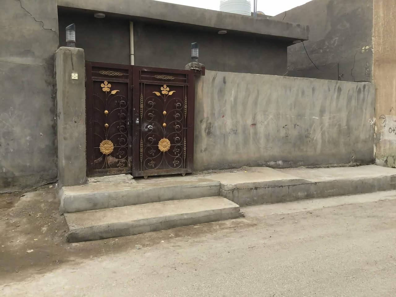 بيت ركن يفتح النفس.. الشمس والهوا بكل زاوية!
"الركن مو بس قطعة أرض، الركن انشراح.
 للبيع بيت 312 متر، طابق واحد، موقعه يجنن لأن صاير ركن على شارعين. يعني البيت ضاوي من الصبح للمغرب، والتهوية فيه درجة أولى. المساحة راهية وتكفي وتزيد، والغرف موزعة توزيع هندسي يخليك تحس بالوسع. اللي يدور على بيت ما مخنوك ويبعد عنه الضجيج للاستفسار الاتصال على الرقم ***********
