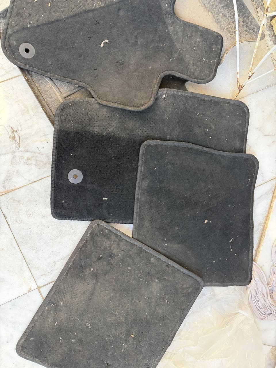 السلام عليكم
ارضيات فورد برونكو من 21وفوك وكاله بس متروكات 
***********
