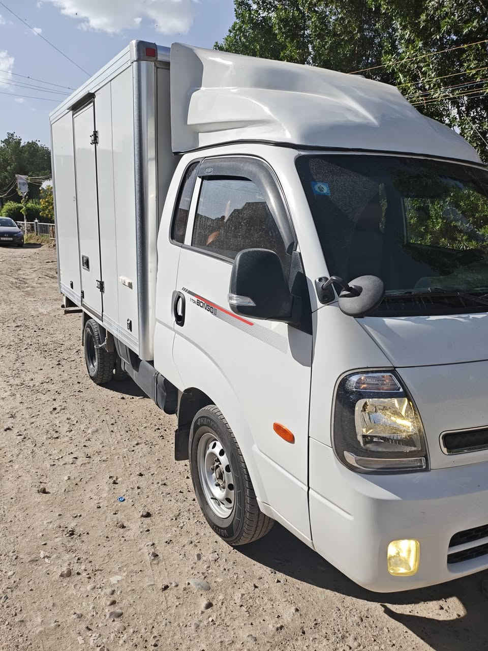 🚛 للبيع كيا بنگو حمل نثيه موديل 2019 🚛
🔥 سيارة شغل مرتبة ومصروفة عليها مبلغ قوي وجاهزة للعمل مباشرة بدون تعب
✅ كيا بنگو 2019
✅ محرك 3000 مسكر
✅ كير أوتوماتيك
✅خمس دكم
✅مري شفط واشاير بالمري 
✅ كشن كهرباء+تدفئه
✅ أصل بدي ومحورها بوكس
✅ مثبتة بالسنوية “بوكس صندوقي” رسمي
✅ رقم بغداد إنكليزي وباسمي مباشرة
✅البوكس ثلاث حلقات ارتفاع185 وطول3متر
✅لايتات زنون شمسي بلاجكتور وعالي وناصي
🔧 الإضافات والتحويرات: ✔️ تبريد استيراد خاص يشتغل على البطارية 
✔️ تبريد البوكس أبو المروحتين تبريد 16°مو تجميد 
✔️ تحويل التايرات الخلفية من 12 إلى 13.5
✔️ خمس تايرات كامهو جديدة ويا السبير
✔️ زوج تايرات أمامي هانكوك جديدة
✔️ حدادية صدر كامل 100% جديد قبل شهر
✔️ تخم نوزلات جديد
✔️ هورن بوش أصلي
✔️ داش كام موجودة
🛠️ الملاحظات بكل أمانة:
تبريد القنبوره صار بي ليك ومصلحته
البند بي أثر حادث بسيط وفقط تم صبغه
وعندي صورته قبل الصبغ
💰 السيارة مكلفتني فوق الـ190 بسبب:
التحويرات والإضافات
معاملة التحويل من بدي إلى بوكس
📌 حاليًا مطلوبة 185 وبيه مجال للجادين
📌 سبب البيع: تارك الشغل من أكثر من شهرين والسيارة واقفة
🔥 سيارة جاهزة للشغل والدخل اليومي
🔥 مناسبة للتوزيع والتبريد والنقل والشغل التجاري
📞 للجادين فقط ***********
