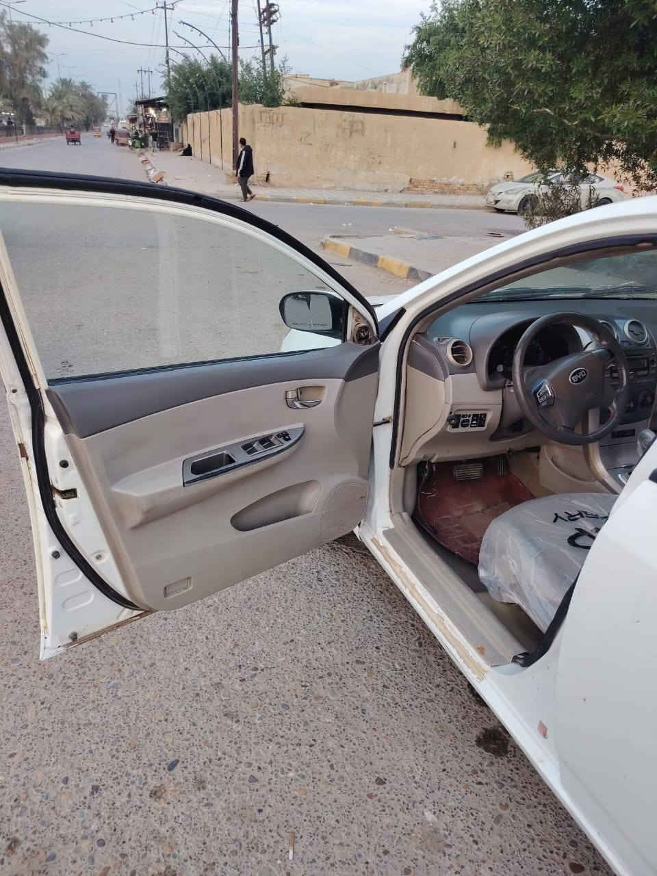 السلام عليكم
بي واي دي  2013 اوتماتيك 
  للبيع او للمراوس حسب القناعه مكينه كير تبريد تدفيئه خير من الله
بانوراما بصمه فول 
4 دسك
اناره داخليه
بصمه بيبان
اشاره بلمرايه
اشاره ترحيب
السياره رقمه ميسان ورقم مميز حلوه سياره مكانه البصره المطيحه سعره 45 وبيه مجال لشراي اي استفسار انتصل على رقمي***********
