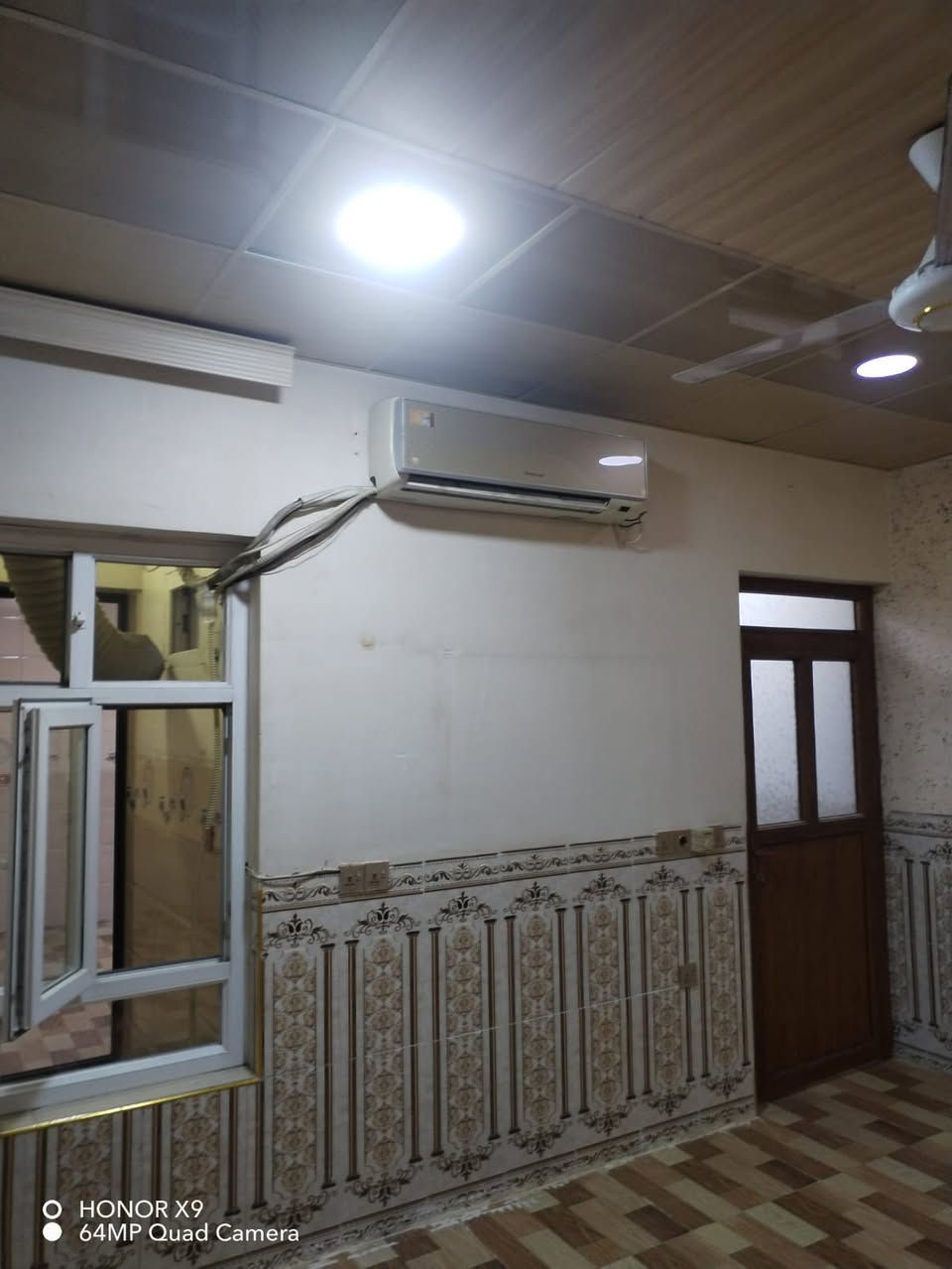 اعلان للايجار بيت مساحة 100متر طابق واحد غرفة نوم واستقبال ومطبخ وصحيات درج خارجي وكراج العنوان كركوك قادسسه ثانيه قرب شارع أبو وليد المضمد للاستفسار اتصل بل رقم ***********
