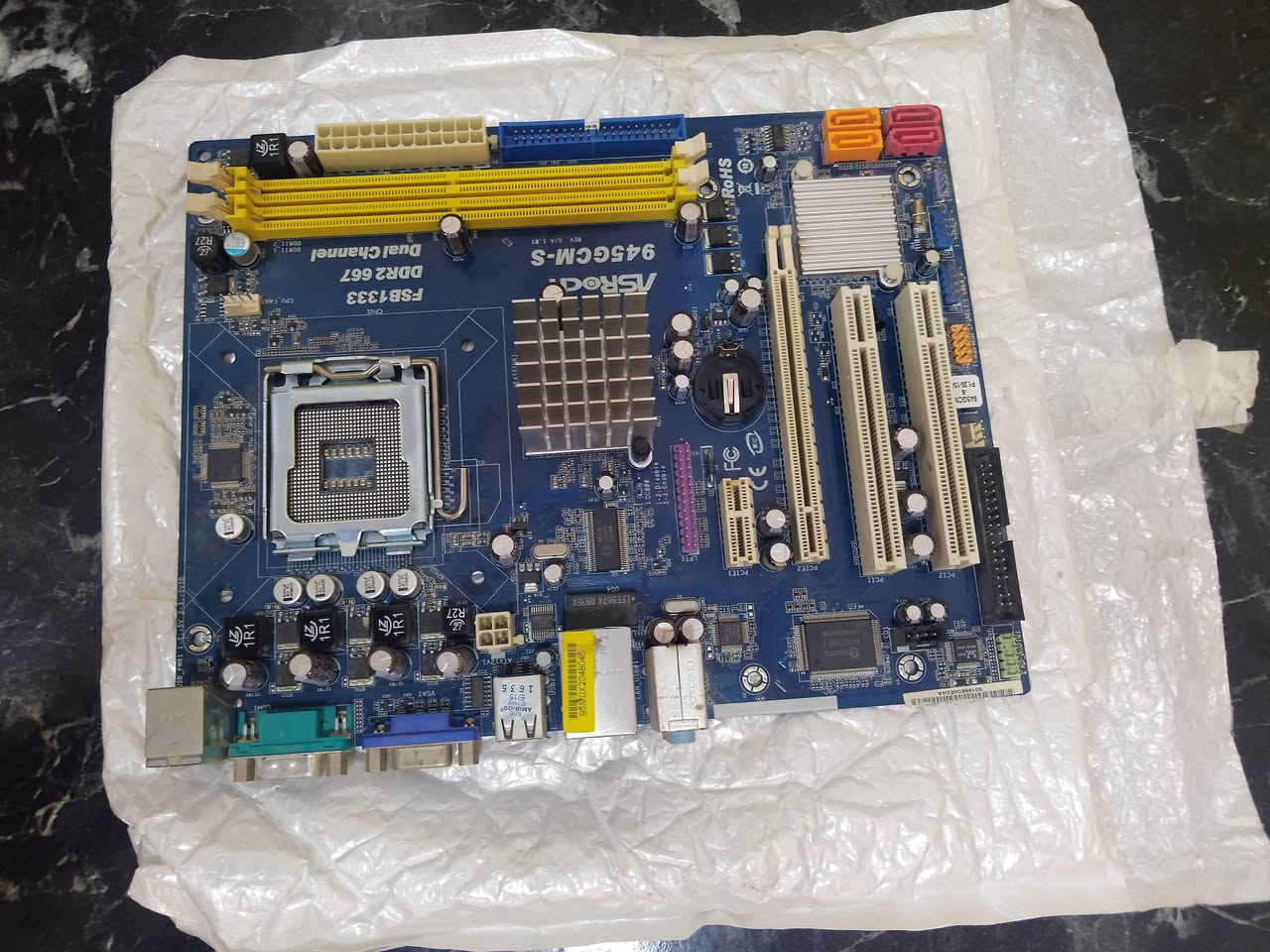 قطع حاسبة مكتبية (بكيج كامل) بأسعار مناسبة جداً.                   ​السلام عليكم.. عرض خاص للي يريد يجمع حاسبة اقتصادية أو محتاج قطع غيار، للبيع مجموعة قطع نظيفة وشغالة 100%:
1️⃣ المذربورد: ASRock 945GC-MS (سوكت 775) - السعر: 10 آلاف.

2️⃣ الهارد: HDD WD Blue سعة 160GB نظيف وسريع - السعر: 5 آلاف.

3️⃣ المعالج: Intel Celeron D مع المبرد الأصلي - السعر: 3 آلاف.

4️⃣ كرت الـ Wi-Fi: ماركة D-Link الأصلي لبث واستلام الإنترنت - السعر: 5 آلاف.

5️⃣ الرامات: DDR2 قطعتين هدية (بلاش) للي يشتري البورد.

قطع حاسبة مكتبية (بكيج كامل) بأسعار مناسبة جداً.❤️              ملاحظات:

القطع مفحوصة وشغالة تمام.

البيع لغرض التطوير.

تنبيه: لا يوجد خدمة توصيل، الاستلام من باب البيت (النجف - 

للاستفسار يرجى المراسلة على الخاص.                           بيع الجملة:  "اللي يأخذهن كلهن جملة أحسبلهيا بـ [مثلاً 20 ألف بدل 23] وشكرا ❤️


**إذا كنت صاحب هذا الإعلان وتريد حذفه لأي سبب، رجاءا أرسل رسالة إلى الدعم الفني**