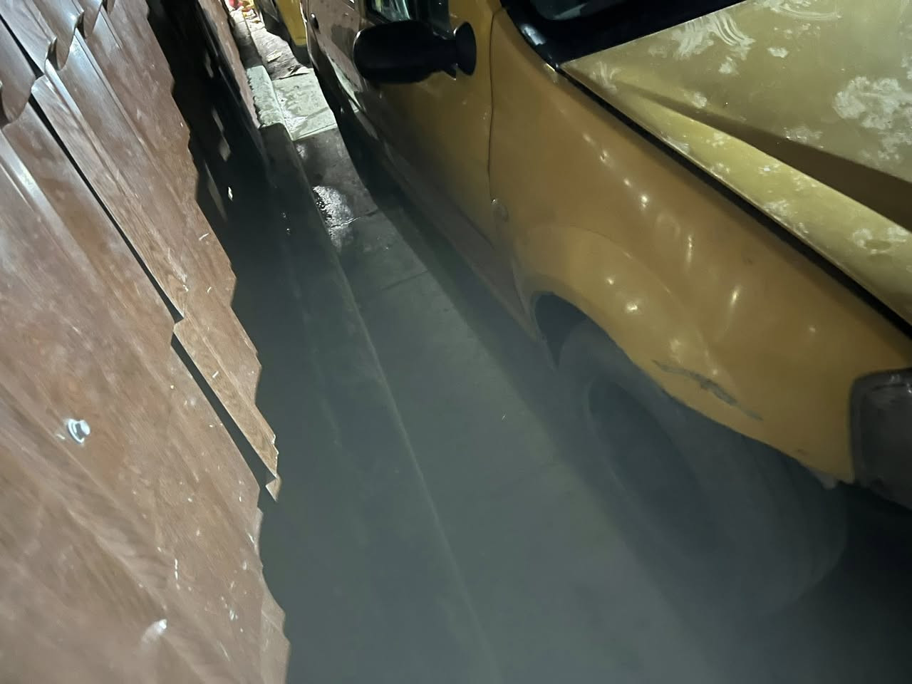 سلام عليكم رينو موديل ٢٠٠٩ اني من بغداد اجيت بيهه بل مطره ودخلت بطينه وعصت زيرت عليهه الكير كام مينمر. ابيع عله وضعهه مكينه  صافيه كلشي مبيهه. سعر ٢٥وبيهه مجال.  
***********
