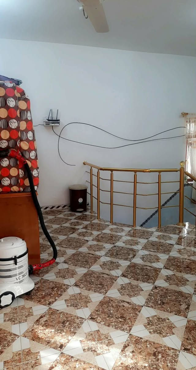 🏡 للبيع – منزل مميز في حي المصطفى / شارع الجامع
📍 الموقع: حي المصطفى – شارع الجامع

🔹 مساحة الأرض: 160 م²
🔹 السعر: 120 مليون دينار عراقي (قابل للتفاوض)

يتكون المنزل من طابقين:

الطابق الأول:

- غرفة نوم 5×5
- مطبخ 4×4
- استقبال 4×6
- صالة بطول المنزل
- منور (طرمة) بطول البيت
- صحيات داخلية وخارجية
- كليدور مدخل

الطابق الثاني:

- صالة
- غرفتان:
  - 4×6
  - 5×5

✨ مميزات المنزل:

- السطح مفرش بالكامل.
- البيت مفرش بالكامل وجاهز للسكن.
- تصميم عملي وموقع مميز.

📞 للاستفسار أو حجز موعد للمعاينة:
***********
