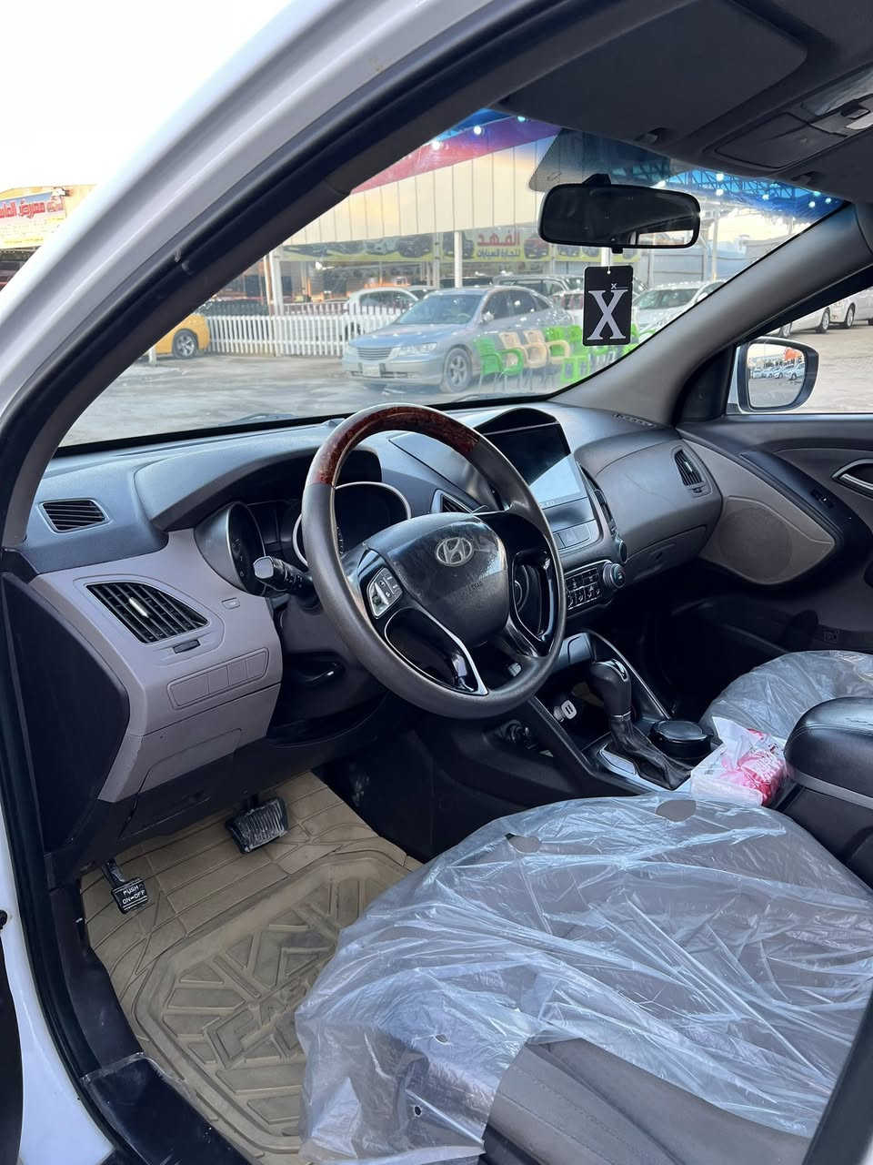 السلام عليكم توسان ٢٠١٥  السياره نضيفه ماعايزها شي تخم تاير جديد تبريد تدفئ رقم نجف انكليزي 
مكان السياره النجف 
بيها رصعات مال حالوب بالقماره 
السعر ١٤٨ ورقه وبيها ماجال
ماتواجد على الفيس فقط على الرقم  
باقي التفاصيل  ***********
