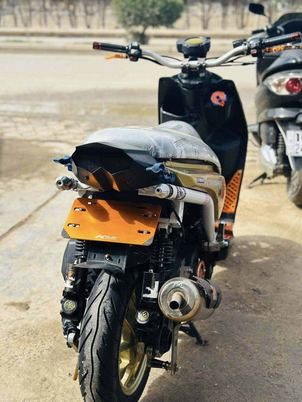 يا لله السلام عليكم سكنز جبلي موديل. 2013  الدراجه بيهة هواي تفاصيل مزوده بس كلهن خارجي وبيهن بلادي واكو اضافه وره ما طلعت من الرمبه المحرك بلاد ومكفول من الفتح ومن اي عيب والمكاتبه موجوده بيش طالعه من الوكيل وصرفت بعد شغلات عليهة مصروف عليهة هوايي دهن ام اس اويل ومحسن كلشي بيهة نضيف واي عيب تاخذ الدراجه بلاش وتروح  عنواني الديوانيه / الدغاره. *********** رايدهه ب1350 وبيهة مجال
