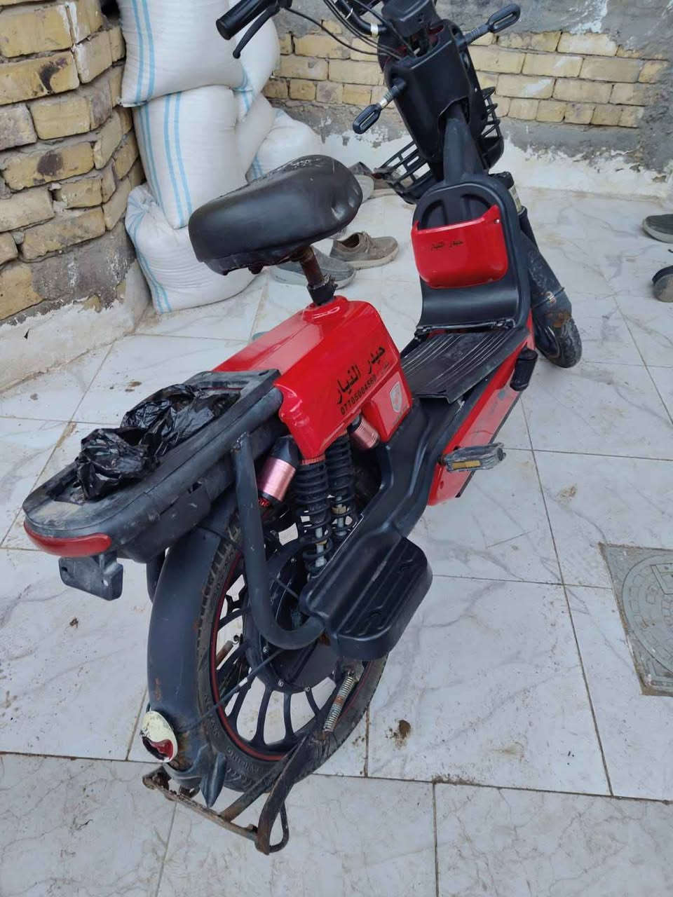 السلام عليكم 
دراجه شحن للبيع 
بيهة كم مشكله 
1 الشاحنه مالتهة عطلانه 
2قبق او الغطاء مال الدواسه الرجل مكسور كدامكم بل صوره
3الكشن الخلفي باكو مني 
4التاير الامامي يرادله تنضيف وهوة بس ما بي شي مابي بنجر يعني
 
المواصفات 
1شحن موبايل او ايشي من خلال منفذ الخاص بل ستاند
2 ستاند موبايل
3شاشه موضحه للكل شي من عطلات من سرعه من شحن
4لايت عالي ناصي 
اشاير يمنه يسرع 
هورن
 السرعه الاقصى 60 مع اربع سرع 
بريك حساس 
ملف 2000 اقوى ملف بذني الدراجات 
حجم كبير 26 
موديل 2024 دراجه متروكه حيل 
بس جديدة
للستفسار عل واتساب فقط عل رقم الاتي ***********
او علي حسابي عل ماسنجر Singapore
